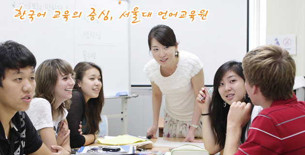 Học viên lựa chọn khóa học Tiếng Hàn giao tiếp cơ bản tại Trung tâm Hàn ngữ SOFL